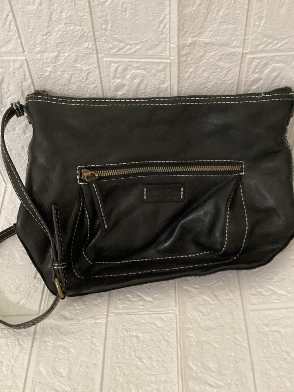 American Leather crossbody purse black
Width 10”
Depth 8”